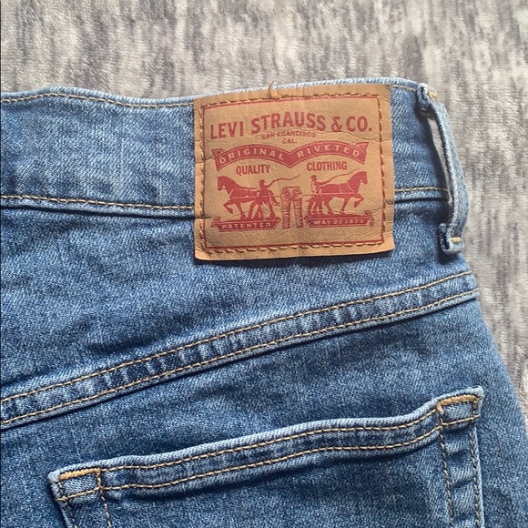 COPY - Levi’s High Rise Mom Shorts - Picture 3 of 4